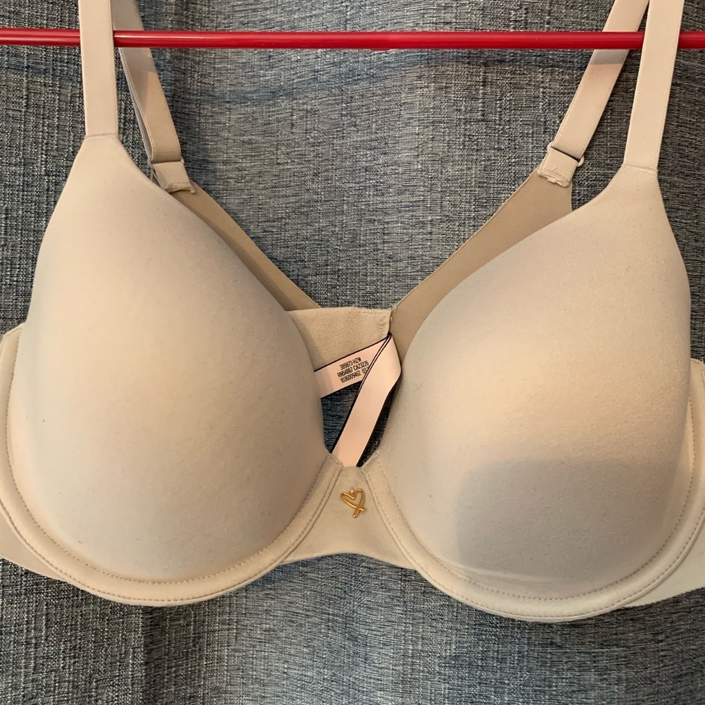 Brand new Victoria Secret underwire bra! 38 C